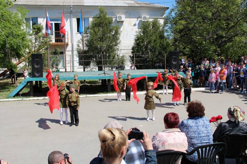 torzhestvennaya_chastj_prohozhdenie_lichnogo_sostava_garnizona_koncert_09_05_2016_56_web_56